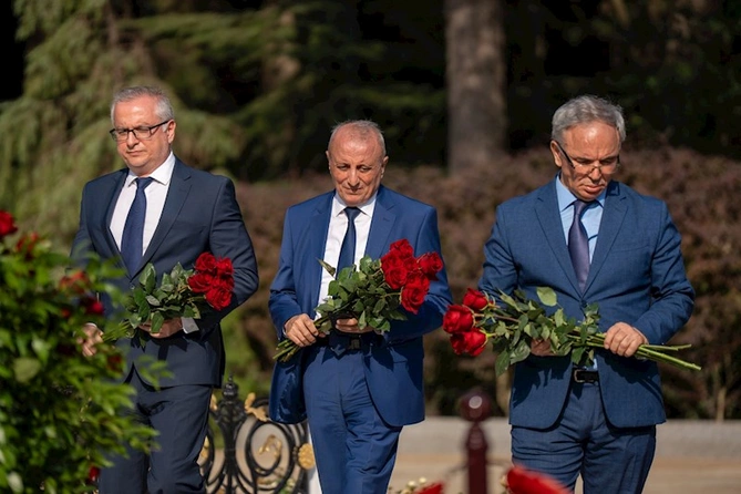 Azərbaycan milli mətbuatının 150 illik yubileyi ilə bağlı Fəxri xiyaban, Həsən bəy Zərdabinin məzarı və Zəfər parkı ziyarət edilib — FOTOLAR
