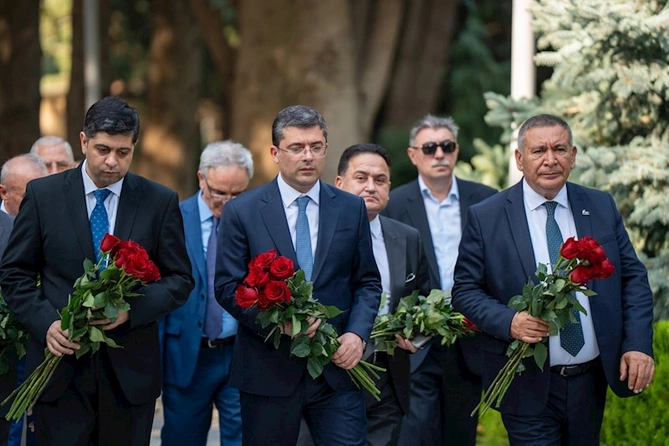 Azərbaycan milli mətbuatının 150 illik yubileyi ilə bağlı Fəxri xiyaban, Həsən bəy Zərdabinin məzarı və Zəfər parkı ziyarət edilib — FOTOLAR