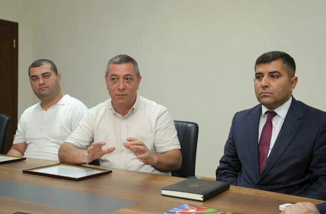 İcra başçısı bir qrup mətbuat və media nümayəndəsi ilə görüş keçirdi — FOTOLAR İcra başçısı bir qrup mətbuat və media nümayəndəsi ilə görüş keçirdi — FOTOLAR