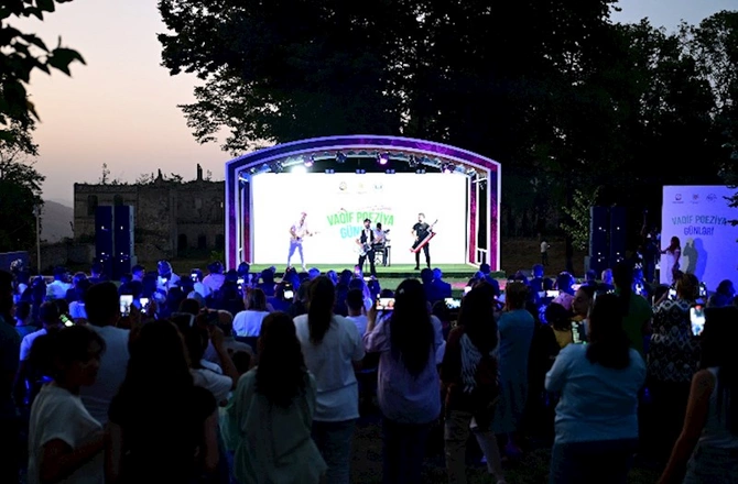 Tarix, poeziya və musiqi: Şuşada unudulmaz axşam — FOTOLAR Tarix, poeziya və musiqi: Şuşada unudulmaz axşam — FOTOLAR