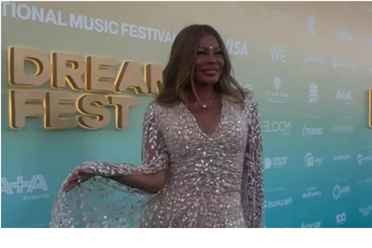 Aygün Kazımova “DreamFest”in firuzəyi xalısında — VİDEO