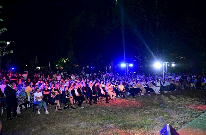 Tarix, poeziya və musiqi: Şuşada unudulmaz axşam — FOTOLAR Tarix, poeziya və musiqi: Şuşada unudulmaz axşam — FOTOLAR