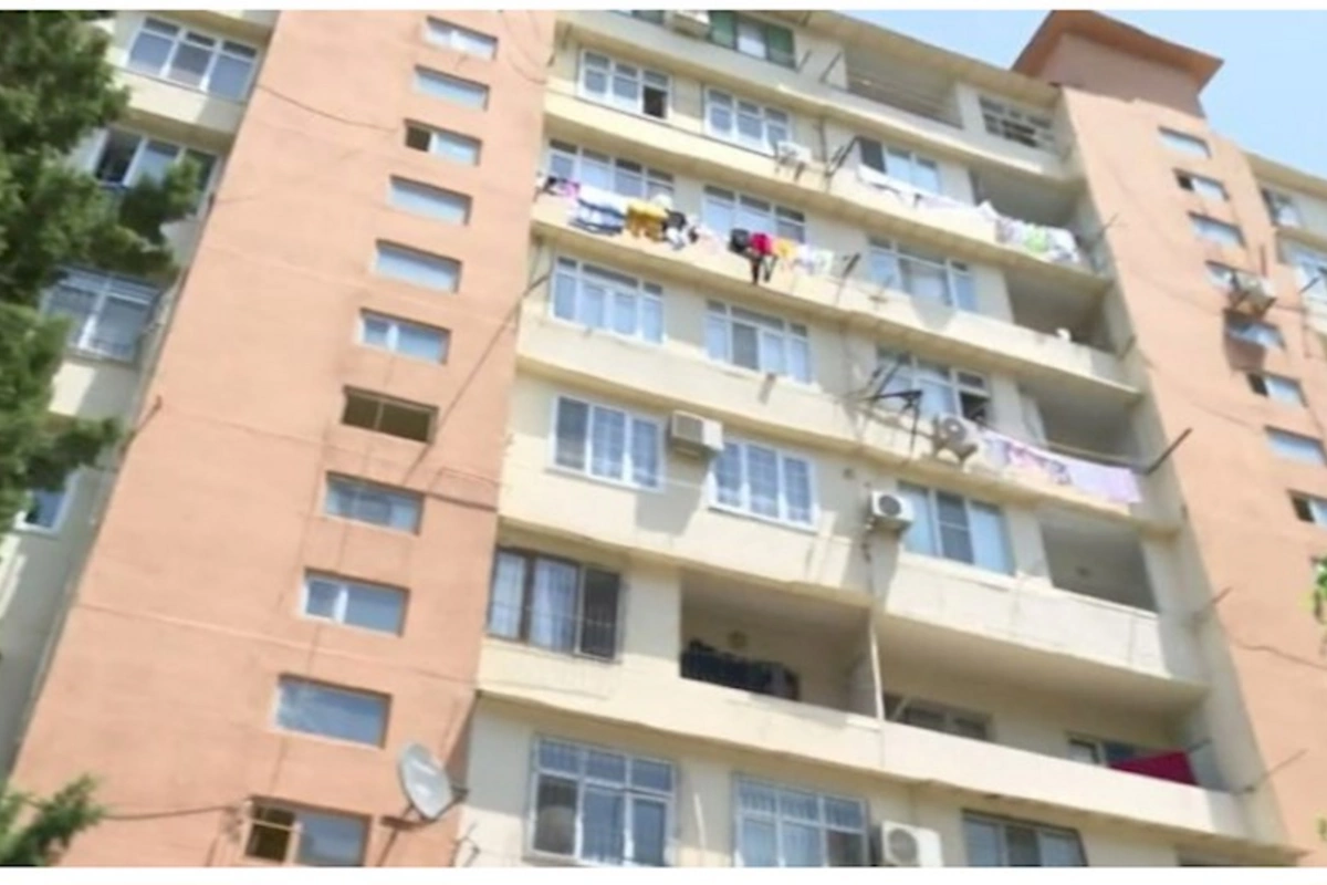 Binəqədidə yaşayış binasını birə basdı — VİDEO