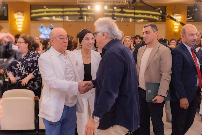 Kəmaləddin Heydərov festivalı xanımı ilə izlədi — FOTOLAR Kəmaləddin Heydərov festivalı xanımı ilə izlədi — FOTOLAR