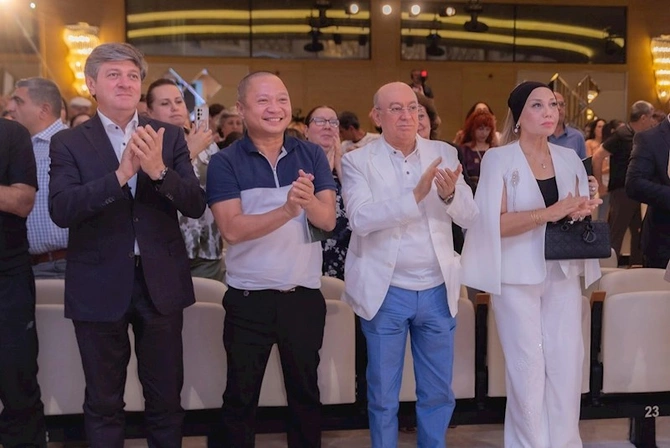 Kəmaləddin Heydərov festivalı xanımı ilə izlədi — FOTOLAR Kəmaləddin Heydərov festivalı xanımı ilə izlədi — FOTOLAR