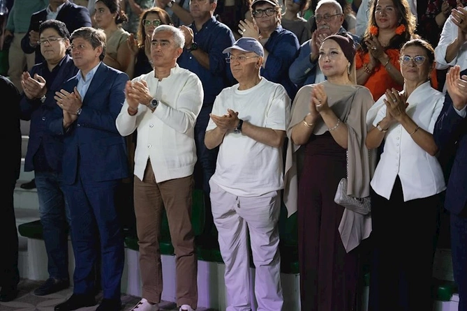Kəmaləddin Heydərov festivalı xanımı ilə izlədi — FOTOLAR Kəmaləddin Heydərov festivalı xanımı ilə izlədi — FOTOLAR