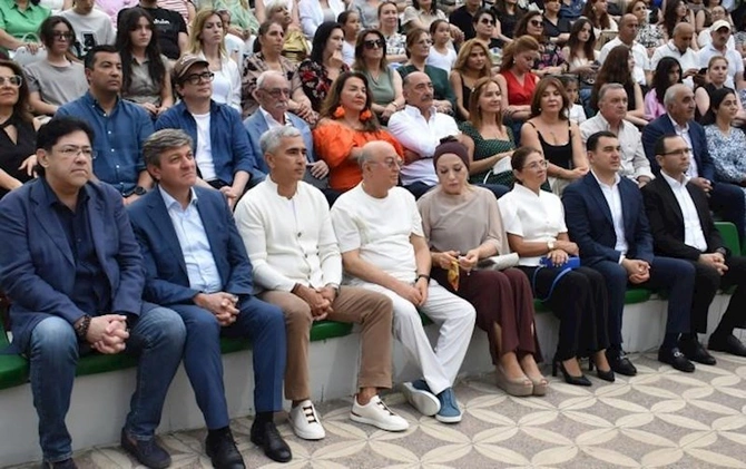 Kəmaləddin Heydərov festivalı xanımı ilə izlədi — FOTOLAR Kəmaləddin Heydərov festivalı xanımı ilə izlədi — FOTOLAR