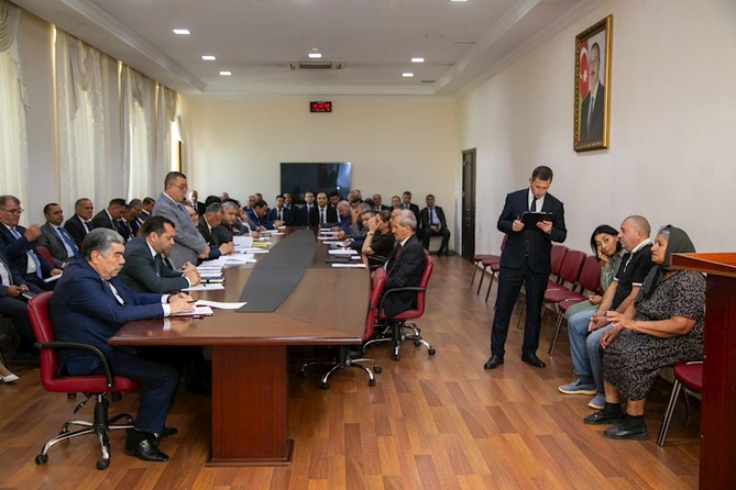 Salyanda icra başçısı şəhər sakinlərinin müraciətlərini dinlədi — FOTOLAR Salyanda icra başçısı şəhər sakinlərinin müraciətlərini dinlədi — FOTOLAR
