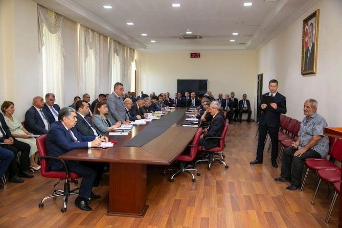 Salyanda icra başçısı şəhər sakinlərinin müraciətlərini dinlədi — FOTOLAR Salyanda icra başçısı şəhər sakinlərinin müraciətlərini dinlədi — FOTOLAR