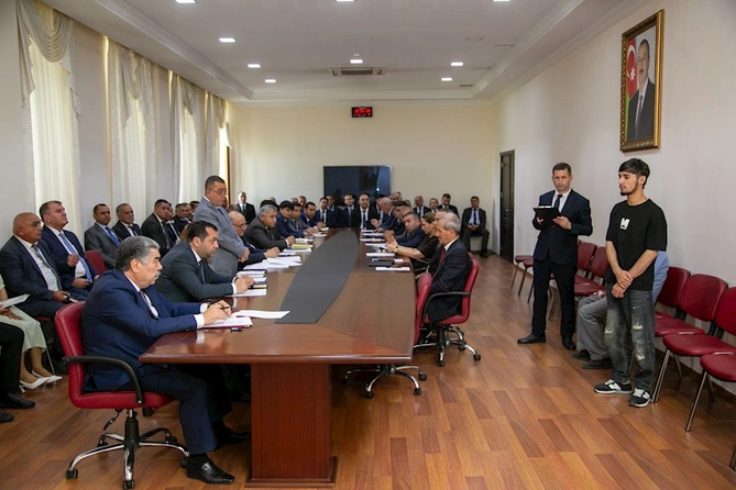 Salyanda icra başçısı şəhər sakinlərinin müraciətlərini dinlədi — FOTOLAR Salyanda icra başçısı şəhər sakinlərinin müraciətlərini dinlədi — FOTOLAR