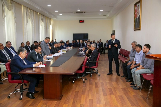 Salyanda icra başçısı şəhər sakinlərinin müraciətlərini dinlədi — FOTOLAR Salyanda icra başçısı şəhər sakinlərinin müraciətlərini dinlədi — FOTOLAR
