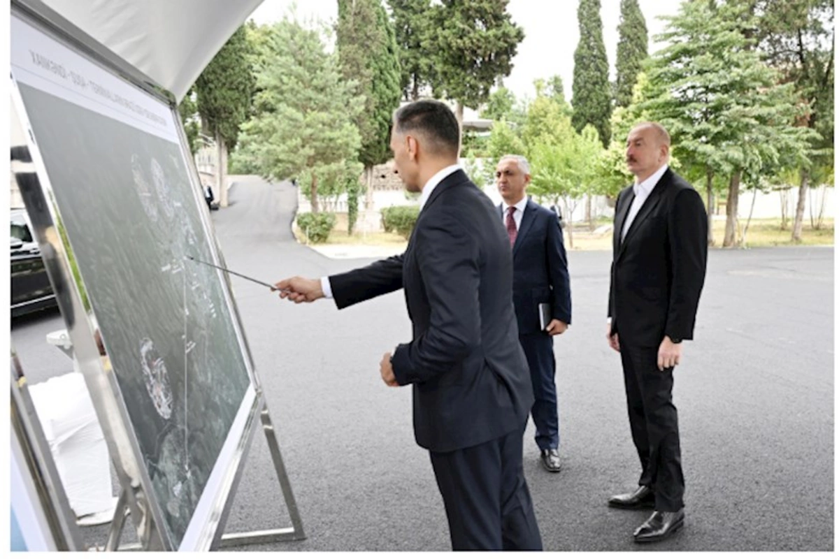 Prezident İlham Əliyev Xankəndi-Şuşa kanat yolunun inşası üçün seçilmiş əraziyə baxıb