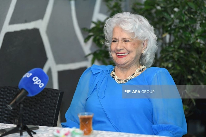 Direktorun nakişi hərəkətinə görə ərim başını vurub yardı — Əməkdar artist Zemfira Sadıxova (FOTOLAR)