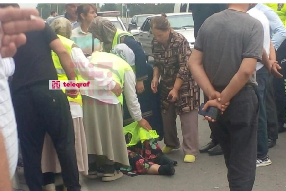 Mingəçevirdə yolda təmizlik işləri aparan qadını avtobus vurdu — FOTOLAR