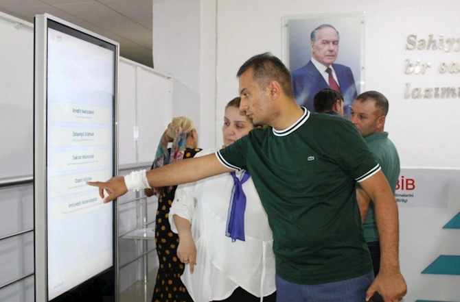Daha 3 tibb müəssisəsində elektron növbə sistemi qurulub — FOTOLAR