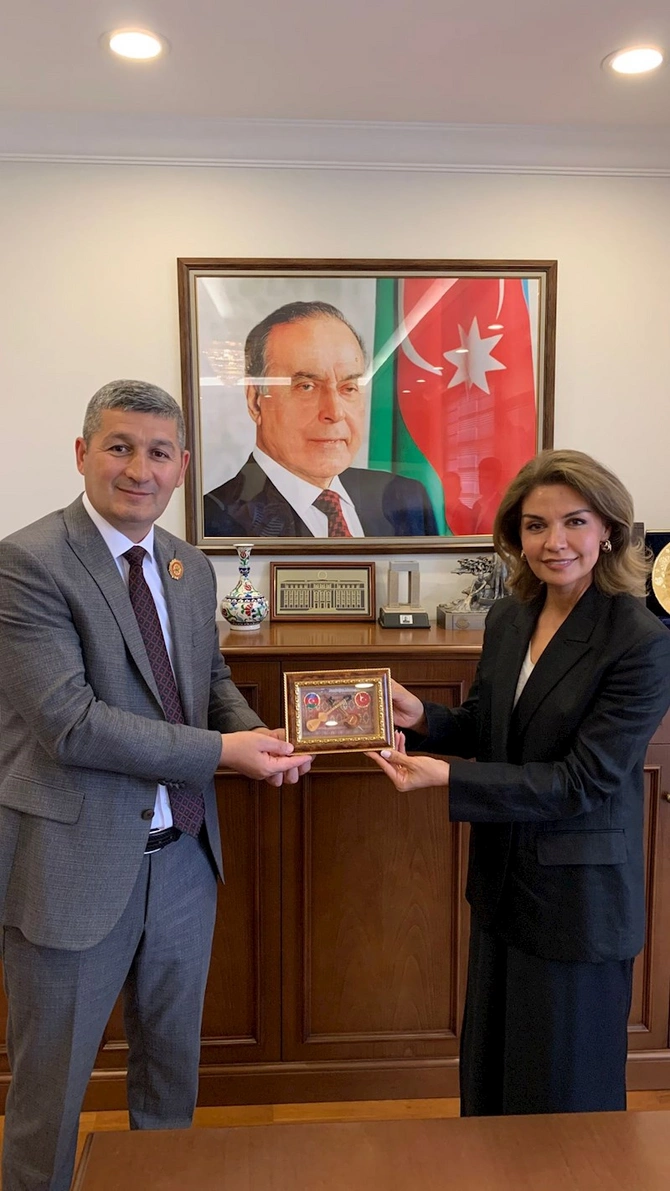 Qazi jurnalistlər Azərbaycanın İstanbuldakı Baş Konsulluğunda — FOTOLAR Qazi jurnalistlər Azərbaycanın İstanbuldakı Baş Konsulluğunda — FOTOLAR