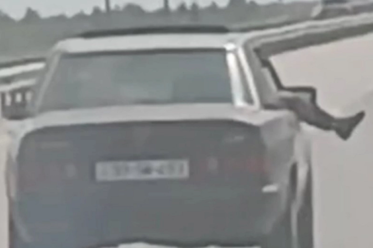 Ayağını pəncərədən çıxaran sərnişin CƏZALANDIRILDI