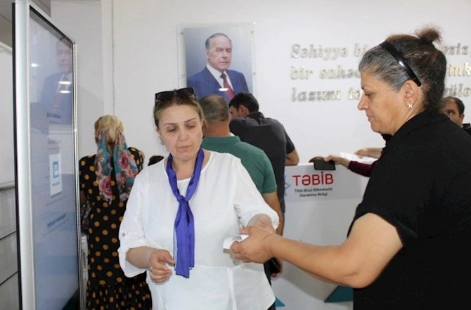 Daha 3 tibb müəssisəsində elektron növbə sistemi qurulub — FOTOLAR