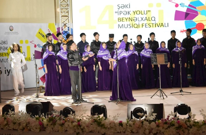 Cahangir Cahangirov adına Xor “İpək Yolu” Beynəlxalq Musiqi Festivalının səhnəsində Cahangir Cahangirov adına Xor “İpək Yolu” Beynəlxalq Musiqi Festivalının səhnəsində