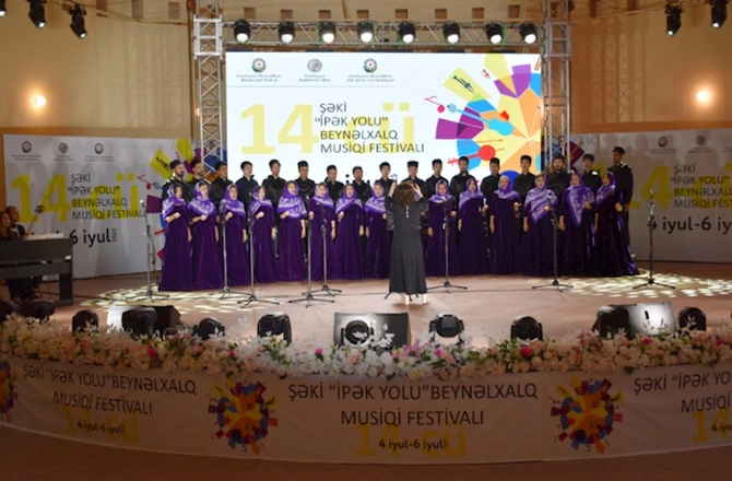 Cahangir Cahangirov adına Xor “İpək Yolu” Beynəlxalq Musiqi Festivalının səhnəsində Cahangir Cahangirov adına Xor “İpək Yolu” Beynəlxalq Musiqi Festivalının səhnəsində