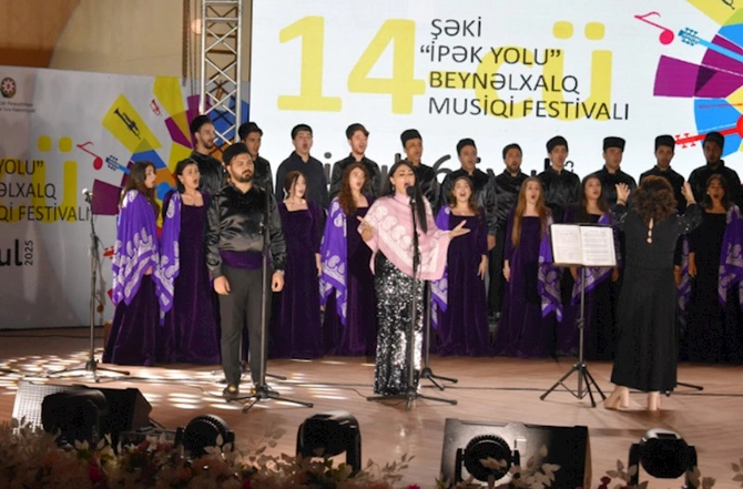 Cahangir Cahangirov adına Xor “İpək Yolu” Beynəlxalq Musiqi Festivalının səhnəsində Cahangir Cahangirov adına Xor “İpək Yolu” Beynəlxalq Musiqi Festivalının səhnəsində