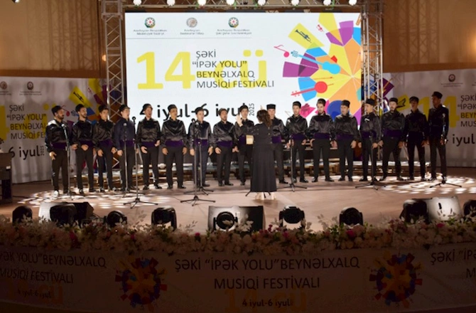 Cahangir Cahangirov adına Xor “İpək Yolu” Beynəlxalq Musiqi Festivalının səhnəsində Cahangir Cahangirov adına Xor “İpək Yolu” Beynəlxalq Musiqi Festivalının səhnəsində