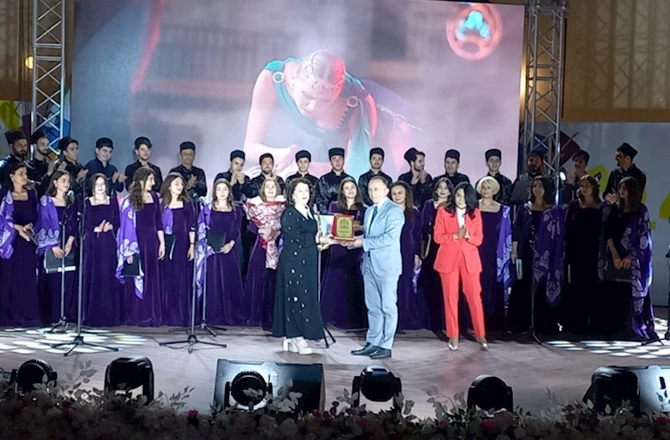 Cahangir Cahangirov adına Xor “İpək Yolu” Beynəlxalq Musiqi Festivalının səhnəsində Cahangir Cahangirov adına Xor “İpək Yolu” Beynəlxalq Musiqi Festivalının səhnəsində