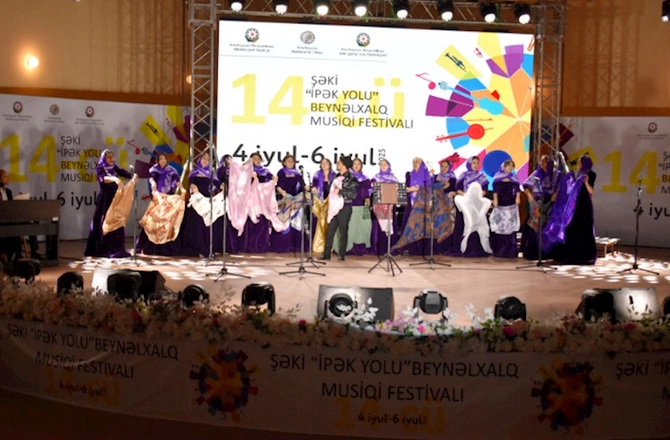 Cahangir Cahangirov adına Xor “İpək Yolu” Beynəlxalq Musiqi Festivalının səhnəsində Cahangir Cahangirov adına Xor “İpək Yolu” Beynəlxalq Musiqi Festivalının səhnəsində