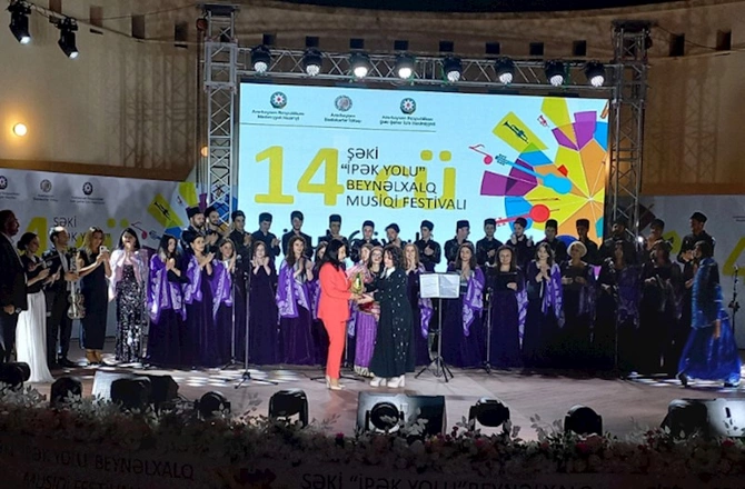 Cahangir Cahangirov adına Xor “İpək Yolu” Beynəlxalq Musiqi Festivalının səhnəsində Cahangir Cahangirov adına Xor “İpək Yolu” Beynəlxalq Musiqi Festivalının səhnəsində