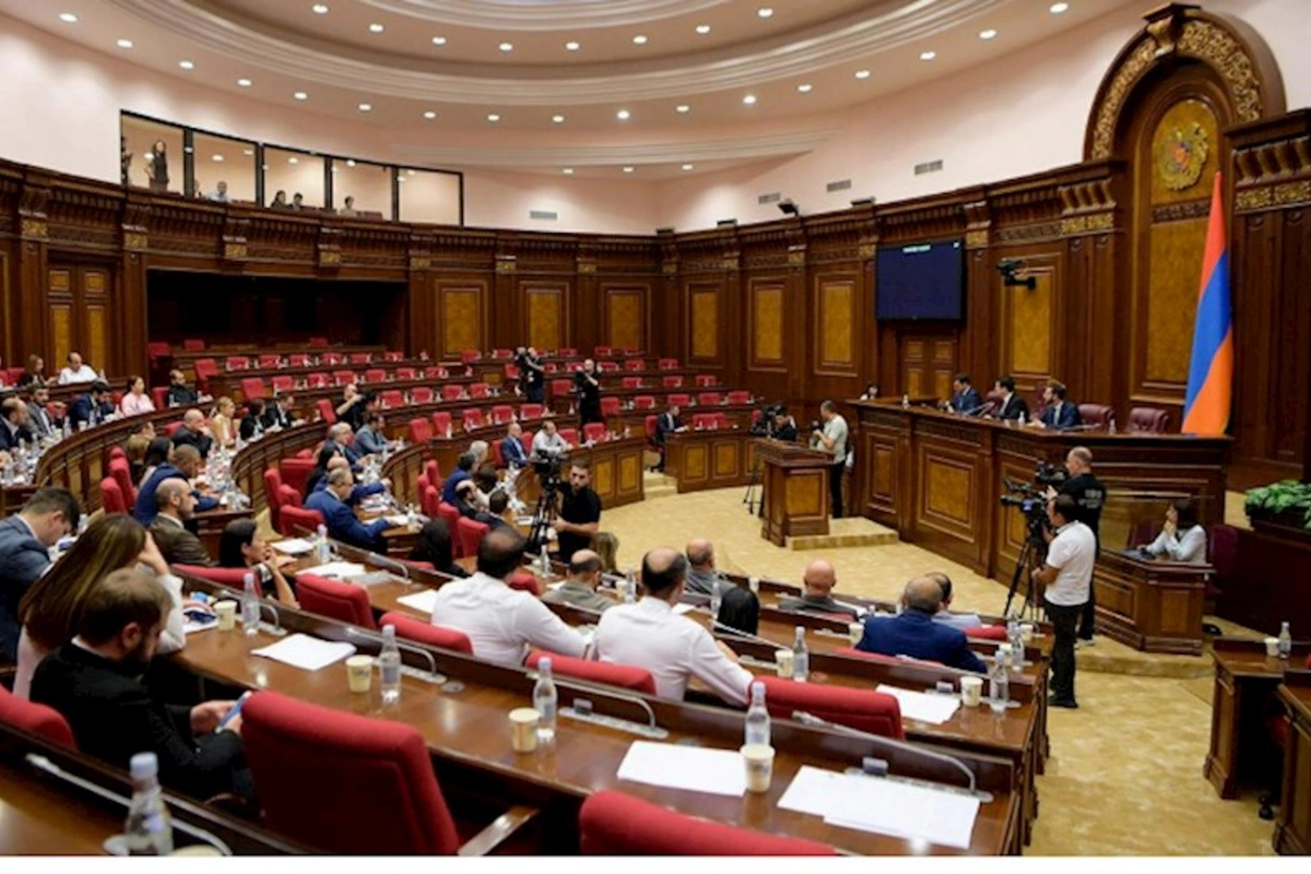 Naməlum şəxslər Ermənistan parlamentində deputatlara hücum etdilər — VİDEO