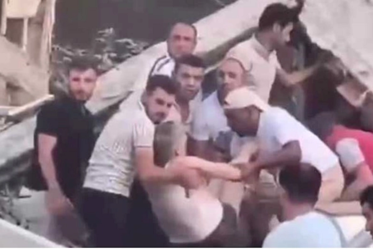 Sakinlərin dağıntılar altından çıxarılması anı — VİDEO
