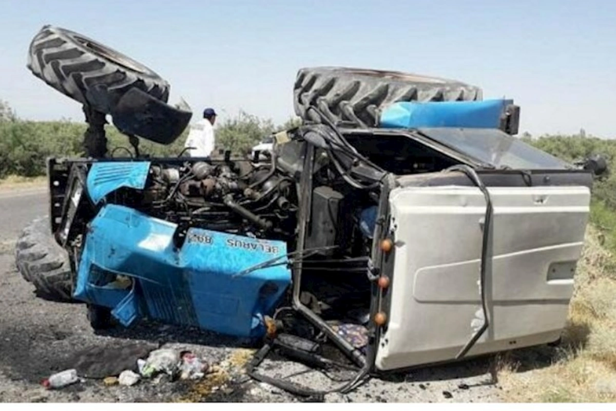 QAZ-31 traktorla toqquşdu: Ata və oğlu xəsarət aldı