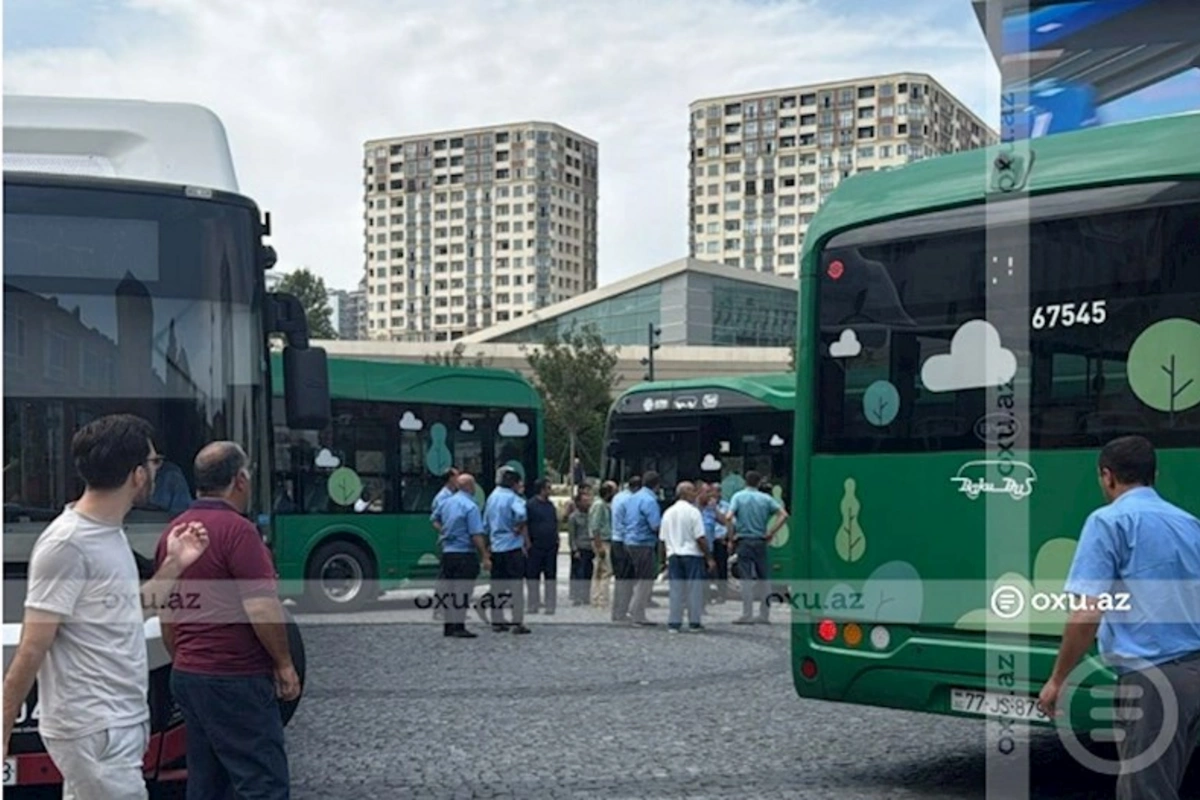 Metronun 28 May stansiyasının yaxınlığında BakuBus avtobusları toqquşublar — VİDEO