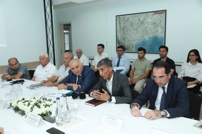 Ələtdə çay məcrasının dəyişdirilməsi və yol qovşağının inşası zamanı ağaclar köçürüləcək — FOTOLAR Ələtdə çay məcrasının dəyişdirilməsi və yol qovşağının inşası zamanı ağaclar köçürüləcək — FOTOLAR
