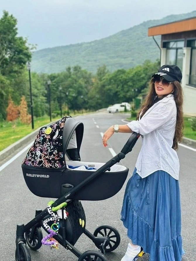 Yeni doğulan nəvəsi ilə istirahətə getdi — FOTOLAR