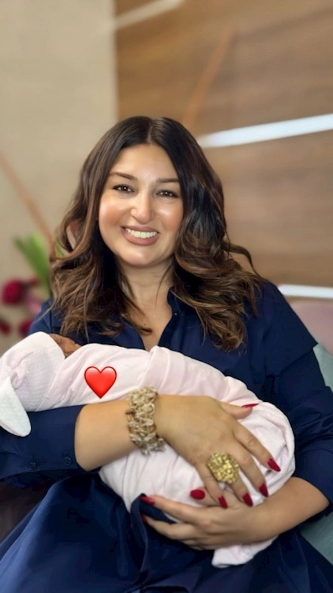 Dilarə Əliyeva yeni doğulan nəvəsi ilə — FOTO Dilarə Əliyeva yeni doğulan nəvəsi ilə — FOTO