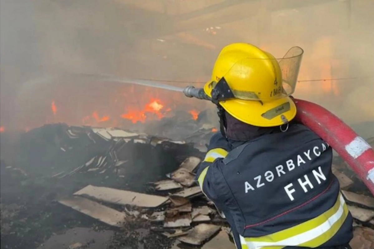 Gəncədə açıq ərazidə baş verən yanğın binaya ziyan vurub