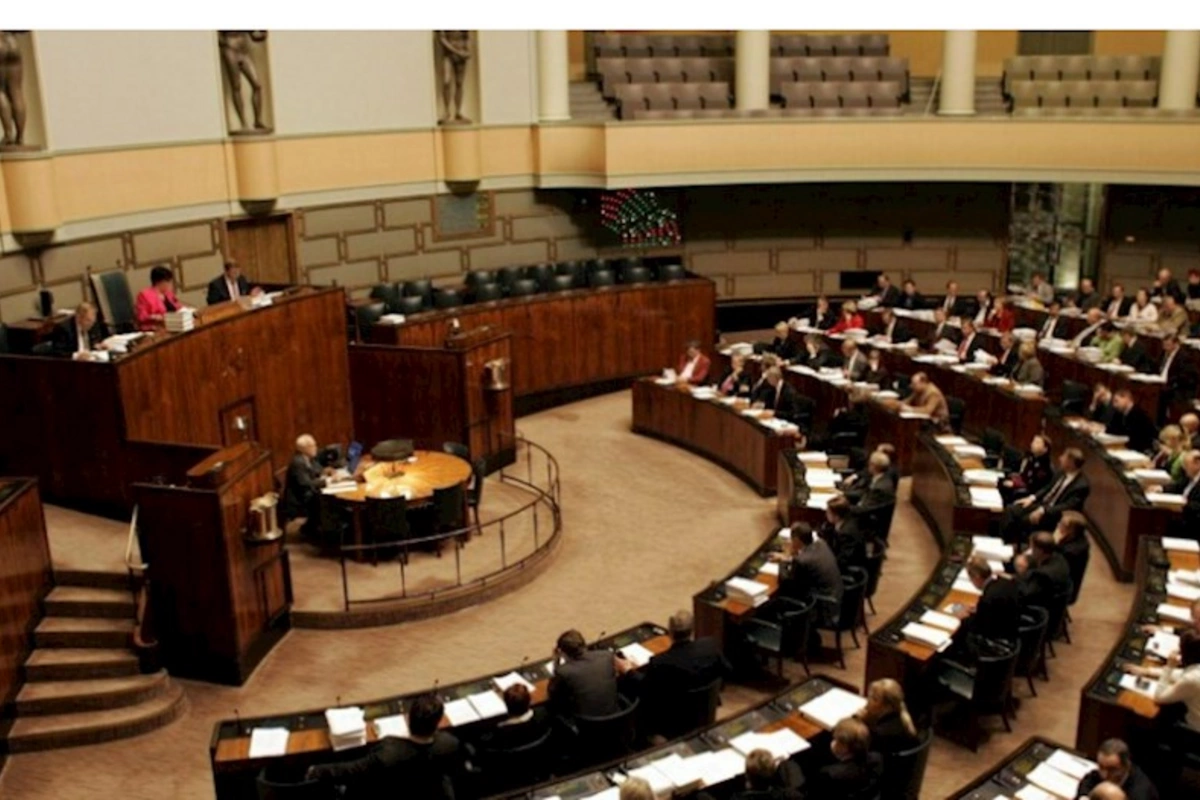 Finlandiyada deputat parlament binasında intihar etdi