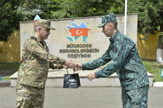 Hərbi prokuror DSX-nin hərbi qulluqçuları ilə görüşdü — FOTOLAR Hərbi prokuror DSX-nin hərbi qulluqçuları ilə görüşdü — FOTOLAR
