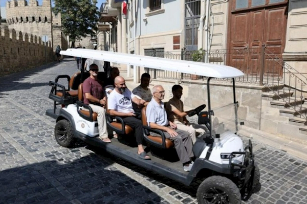 İçərişəhərdə səyahət avtobusları fəaliyyətə başladı — FOTO