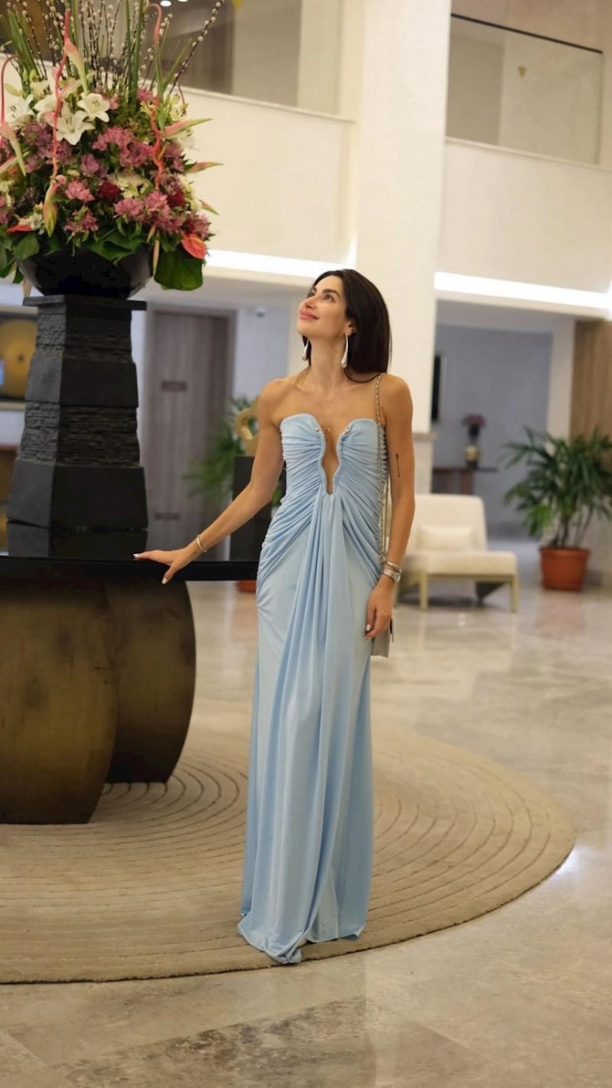 Nəsrin transparan libasda səhrada — FOTOLAR