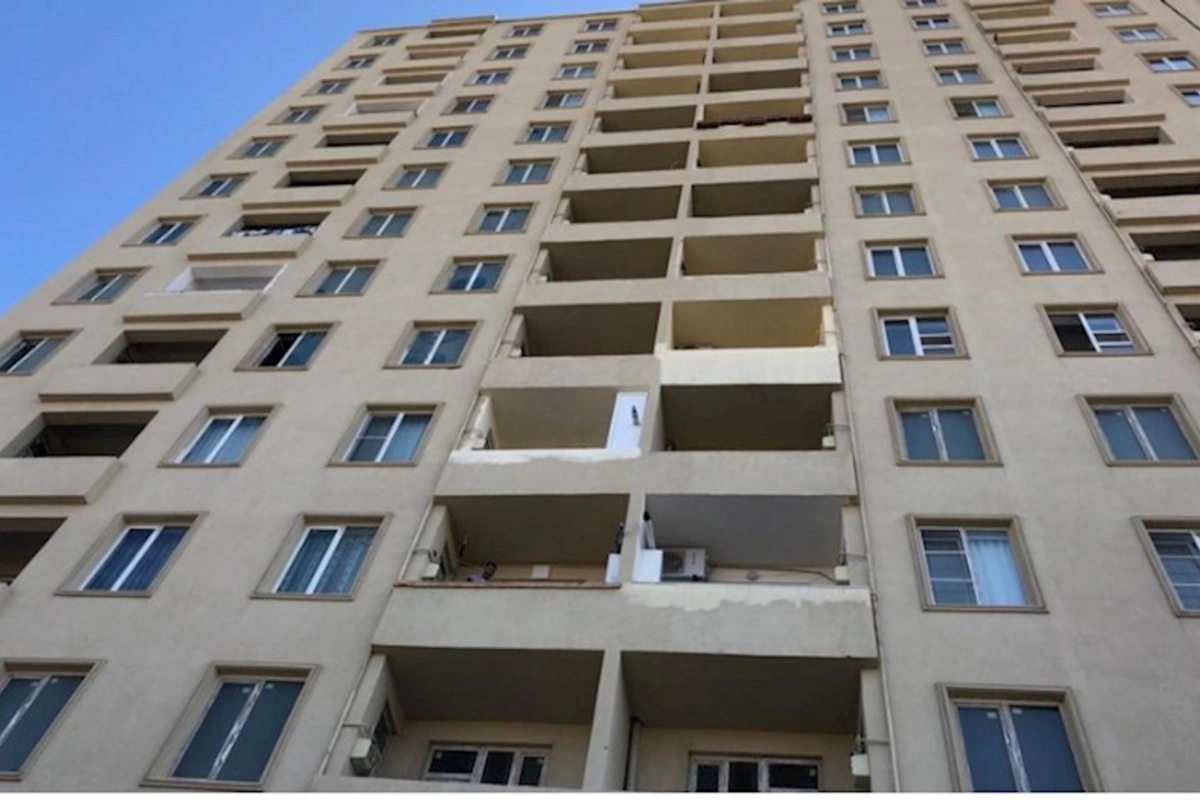 Xırdalanda fəhlə binadan yıxılaraq ölüb