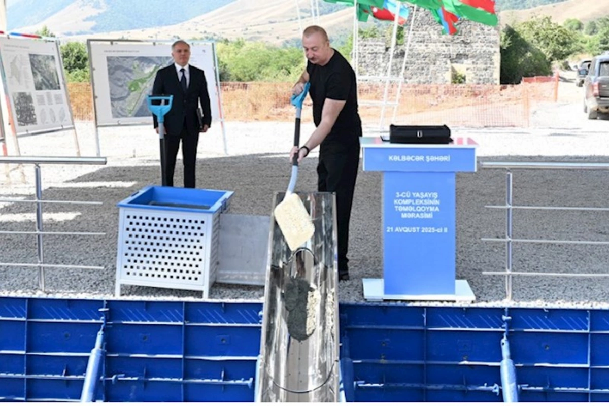 Prezident İlham Əliyev Kəlbəcər şəhərində 3-cü yaşayış kompleksinin təməlini qoyub