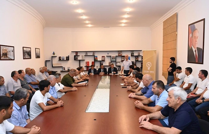 “Azərişıq” ASC-nin nümayəndələri Göyçayda fermer və sahibkarlarla görüşüb — FOTOLAR “Azərişıq” ASC-nin nümayəndələri Göyçayda fermer və sahibkarlarla görüşüb — FOTOLAR