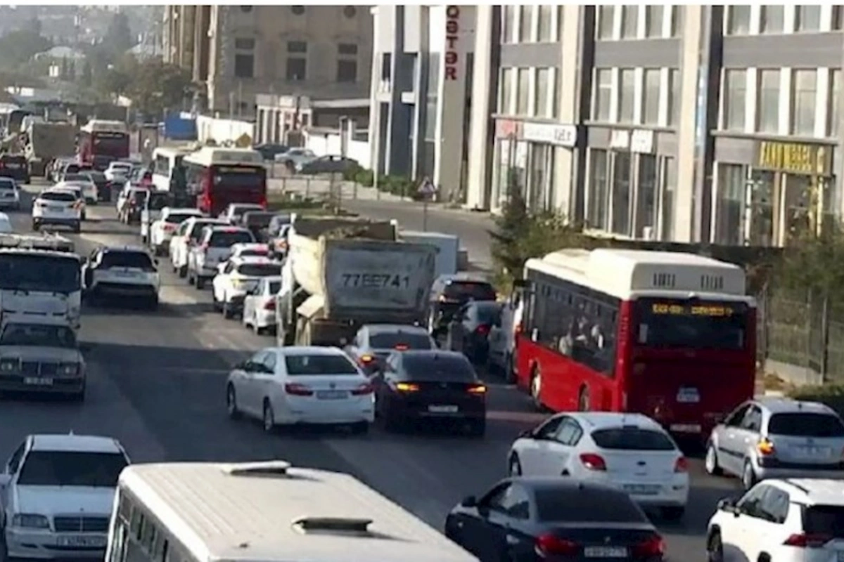 Bakının bir sıra yollarında nəqliyyat vasitələrinin hərəkəti çətinləşib