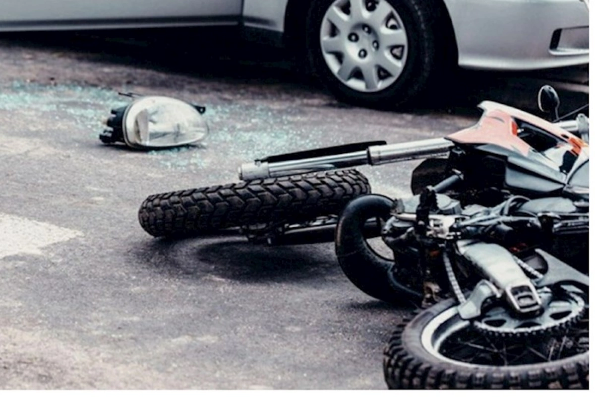 Bakıda avtomobil motosikletlə toqquşub: Ölən var