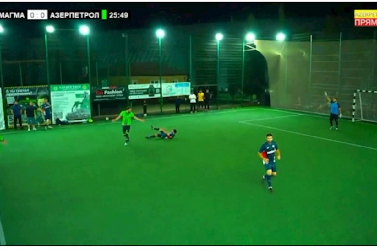 Zəlzələ oyun zamanı futbolçunu yerə yıxdı — VİDEO