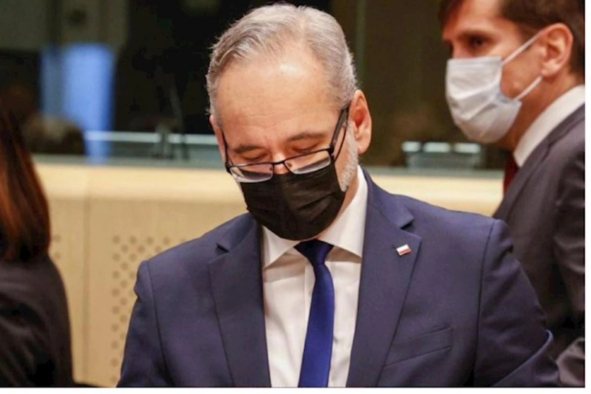 Koronavirusa görə sabiq naziri döydülər