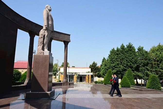 Mədəniyyət naziri Şəmkirdə dörd rayondan sakinlərin müraciətlərini dinləyib — FOTOLAR Mədəniyyət naziri Şəmkirdə dörd rayondan sakinlərin müraciətlərini dinləyib — FOTOLAR