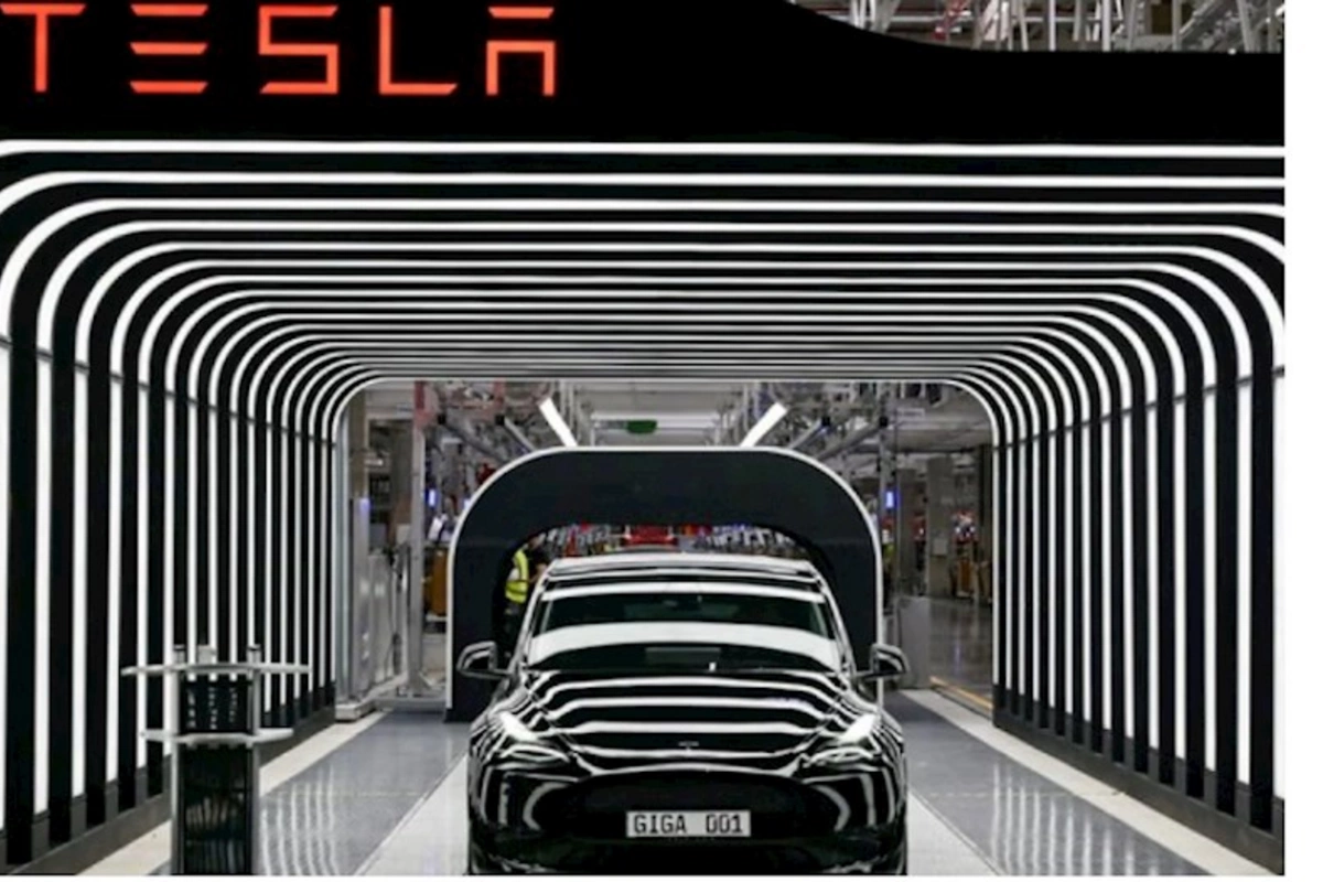 İlon Mask sürücüsüz avtomobillərin sınaqlarına başladı